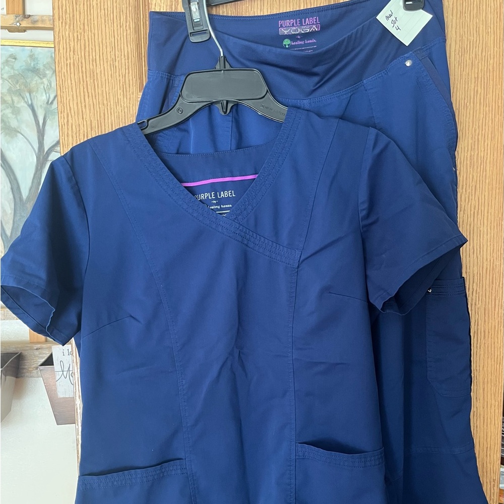 Healing Hands Purple Label Scrub Set.
Navy. Size Medium.